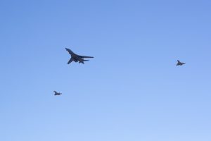  Demonstruojant NATO pasirengimą virš Lietuvos praskrido JAV bombonešis B-1B, lydimas NATO oro policijos naikintuvų