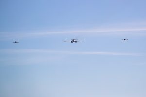  Demonstruojant NATO pasirengimą virš Lietuvos praskrido JAV bombonešis B-1B, lydimas NATO oro policijos naikintuvų