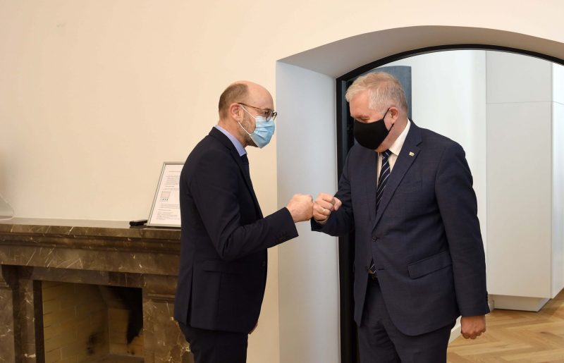 Ministras su ambasadoriumi aptarė Lietuvos ir Danijos bendradarbiavimą gynybos srityje