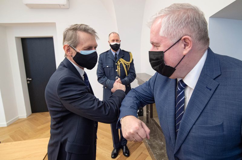 Ministras A. Anušauskas su JK ambasadoriumi aptarė bendradarbiavimą gynybos srityje