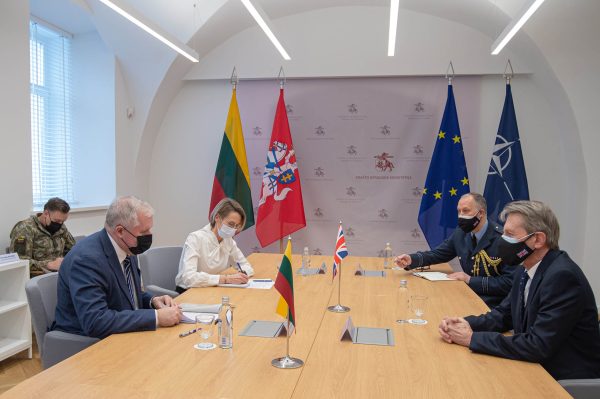  Ministras A. Anušauskas su JK ambasadoriumi aptarė bendradarbiavimą gynybos srityje