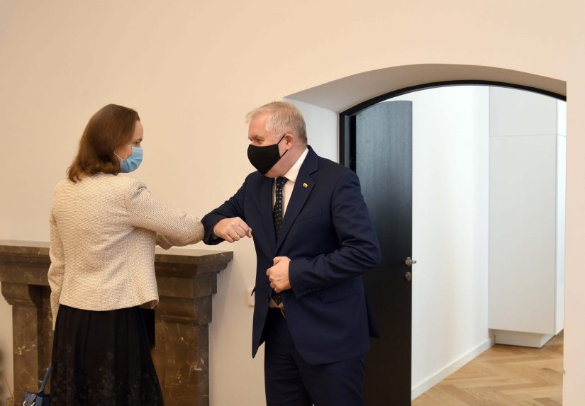 Su Estijos ambasadore susitikęs ministras A. Anušauskas: „Tik kalbėdami vienu balsu galime pasiekti rezultatų“