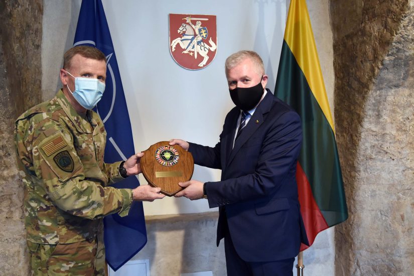 Ministras A. Anušauskas susitiko su Vyriausiuoju sąjungininkų pajėgų Europoje vadu
