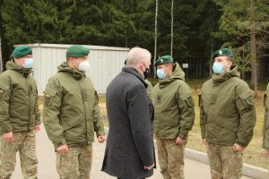  Ministras A. Anušauskas aplankė Kęstučio ir brg. gen. Motiejaus Pečiulionio batalionuose tarnaujančius šauktinius