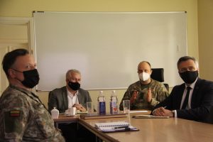  Ministras A. Anušauskas aplankė Kęstučio ir brg. gen. Motiejaus Pečiulionio batalionuose tarnaujančius šauktinius