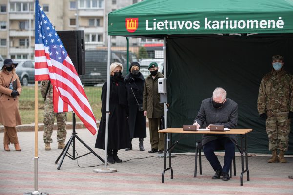  JAV Lietuvos kariuomenei perdavė prieštankinių ginklų M72 LAW