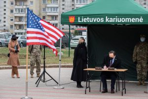  JAV Lietuvos kariuomenei perdavė prieštankinių ginklų M72 LAW