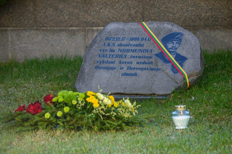 Karo akademija prisimena prieš 25-erius metus žuvusį absolventą vyr. ltn. Normundą Valterį