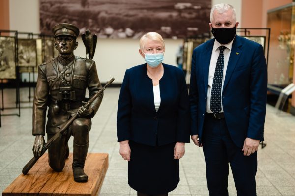  Karo muziejuje pristatyta skulptūra „Vanagas su vanagėliais“