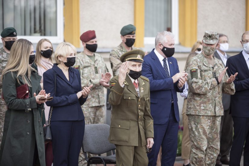 Pietų Lietuvoje parodomuoju karinės technikos žygiu pagerbtas kovojusių už laisvę atminimas