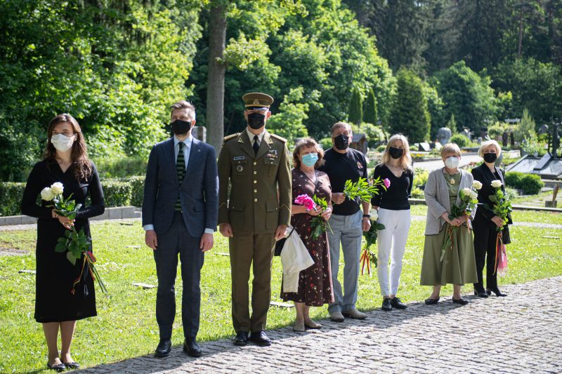 Lietuvos kariuomenės karių kapų memoriale Antakalnio kapinėse pagerbti žuvusieji už Tėvynę