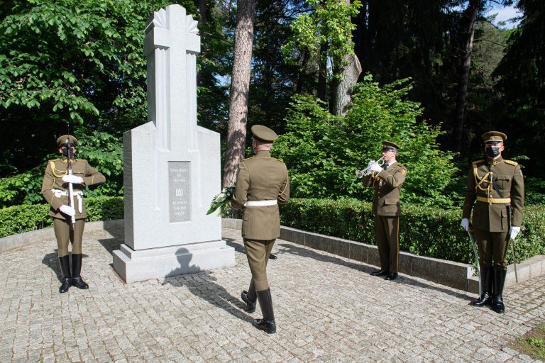  Lietuvos kariuomenės karių kapų memoriale Antakalnio kapinėse pagerbti žuvusieji už Tėvynę