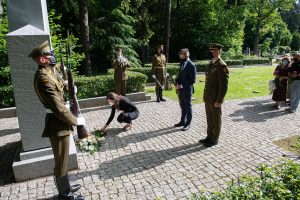  Lietuvos kariuomenės karių kapų memoriale Antakalnio kapinėse pagerbti žuvusieji už Tėvynę