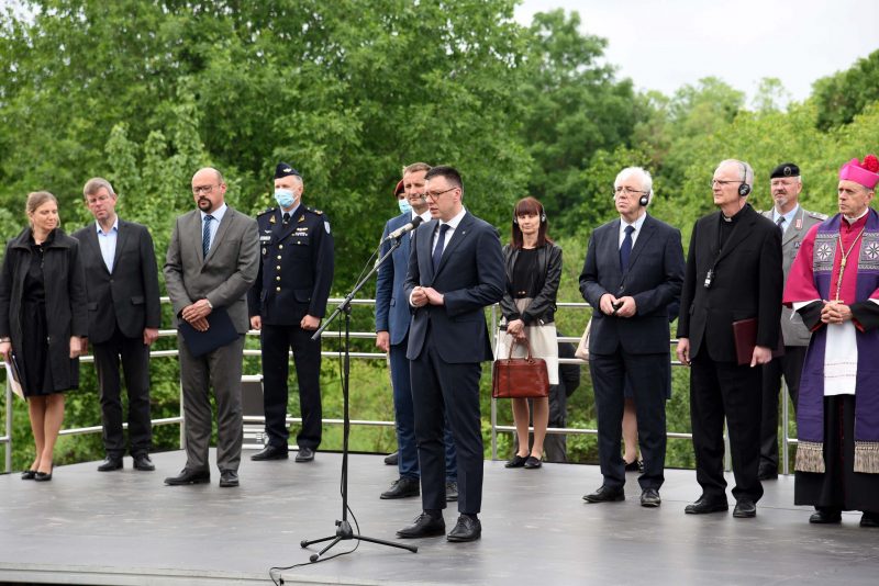 Šiauliuose pagerbtos Antrojo pasaulinio karo aukos, pašventinta rastų palaikų kapavietė