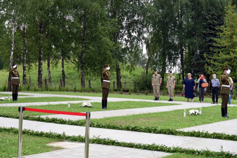  Šiauliuose pagerbtos Antrojo pasaulinio karo aukos, pašventinta rastų palaikų kapavietė
