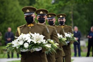  Šiauliuose pagerbtos Antrojo pasaulinio karo aukos, pašventinta rastų palaikų kapavietė