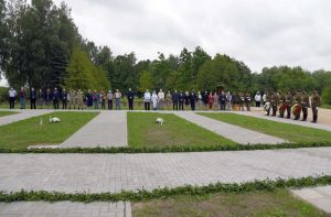  Šiauliuose pagerbtos Antrojo pasaulinio karo aukos, pašventinta rastų palaikų kapavietė