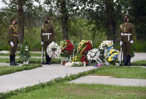 Šiauliuose pagerbtos Antrojo pasaulinio karo aukos, pašventinta rastų palaikų kapavietė