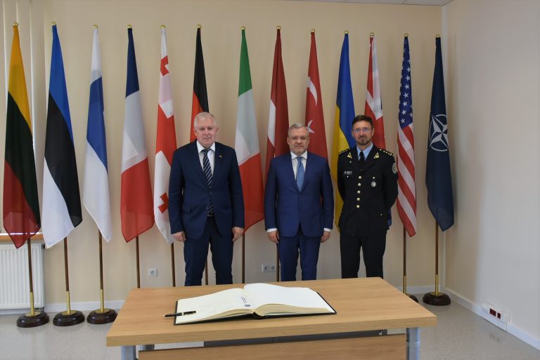  NATO Energetinio saugumo kompetencijos centre Vilniuje pakelta Ukrainos vėliava: „Ukrainiečių patirtis – neįkainojama“