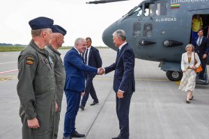  „Viskas veikia puikiai“: Ispanijos ministro pirmininko vizito metu pademonstruota, kaip veikia NATO oro policijos misija
