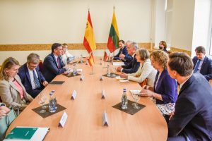  „Viskas veikia puikiai“: Ispanijos ministro pirmininko vizito metu pademonstruota, kaip veikia NATO oro policijos misija