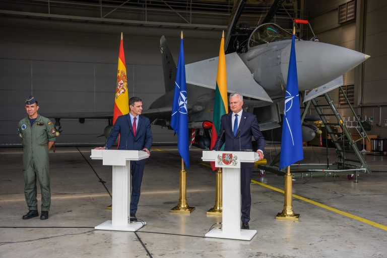  „Viskas veikia puikiai“: Ispanijos ministro pirmininko vizito metu pademonstruota, kaip veikia NATO oro policijos misija