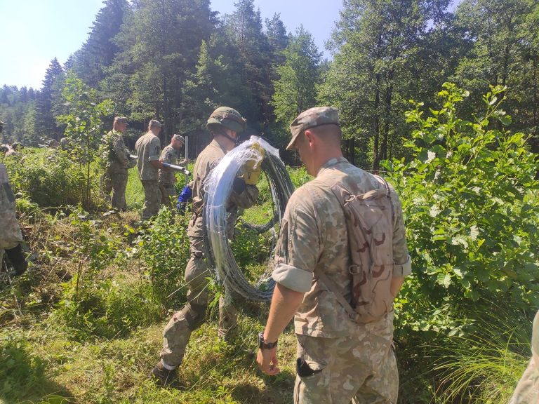 Lithuanian Armed Forces begins works to put up a razor coil fence along the border with Belarus