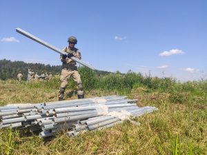  Lietuvos kariuomenė pasienyje su Baltarusija pradėjo tiesti spygliuotos vielos užtvarą