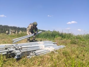  Lietuvos kariuomenė pasienyje su Baltarusija pradėjo tiesti spygliuotos vielos užtvarą