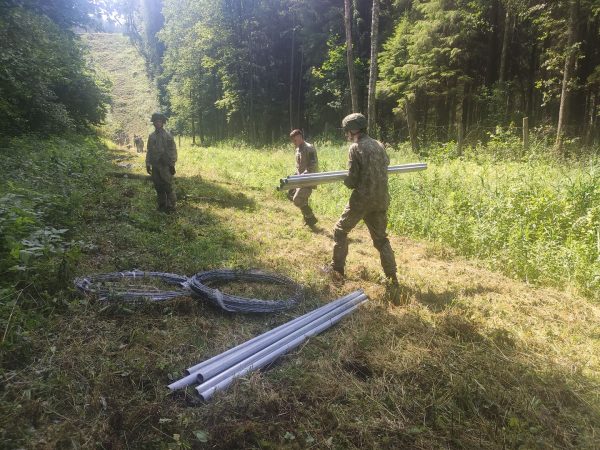  Lietuvos kariuomenė pasienyje su Baltarusija pradėjo tiesti spygliuotos vielos užtvarą