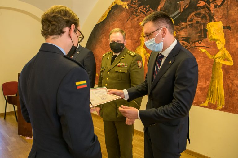 Lietuvos karo akademijos absolventams įteikti magistro diplomai