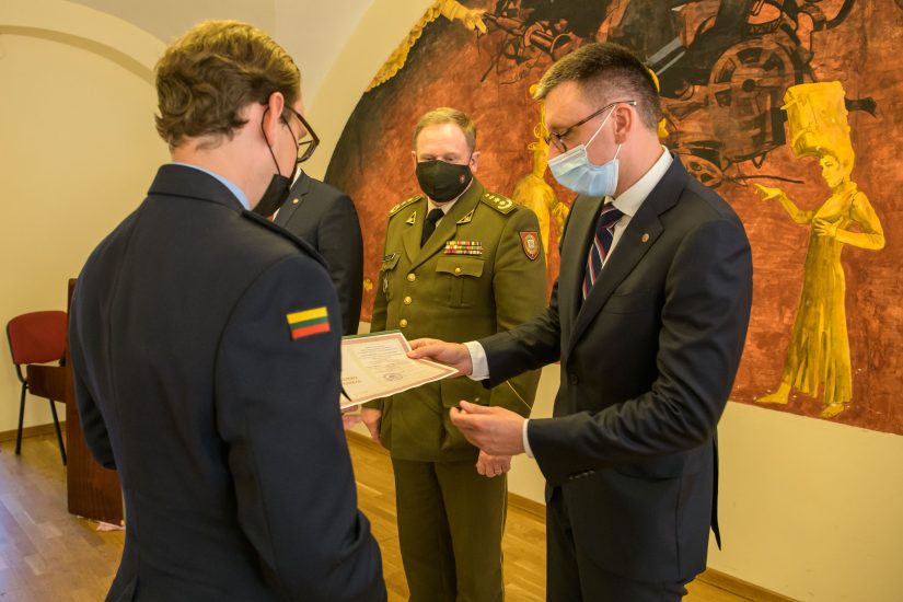 Lietuvos karo akademijos absolventams įteikti magistro diplomai