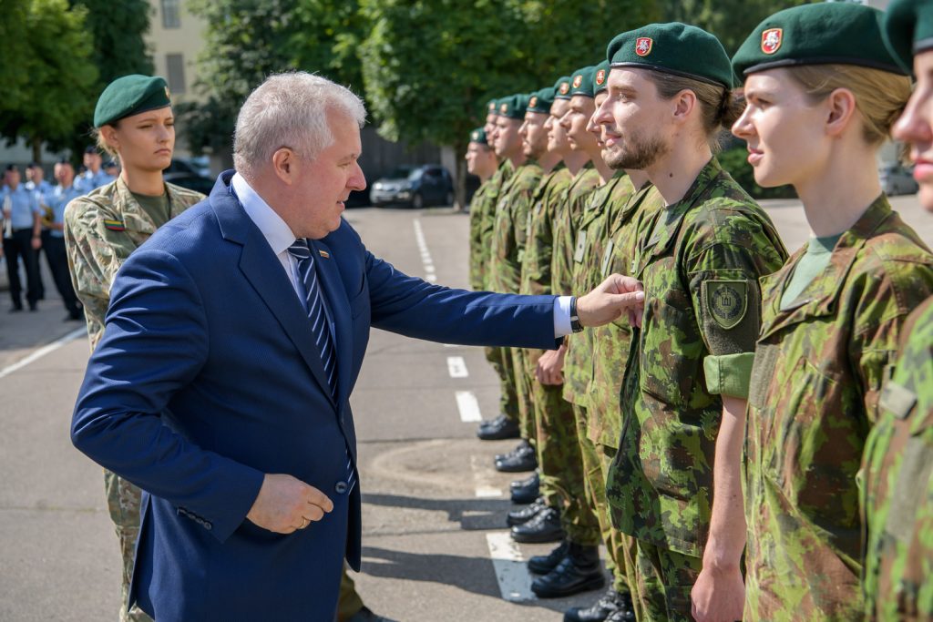 Beveik 100 aukštųjų mokyklų studentų tapo atsargos leitenantais
