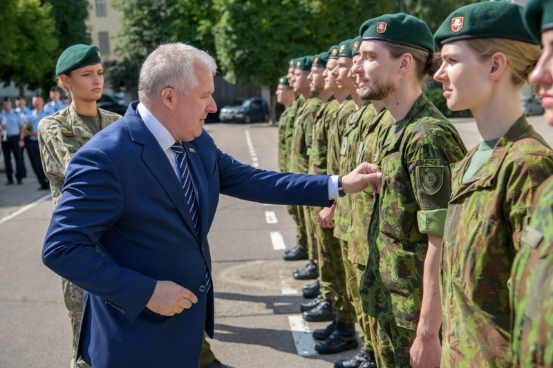 Beveik 100 aukštųjų mokyklų studentų tapo atsargos leitenantais