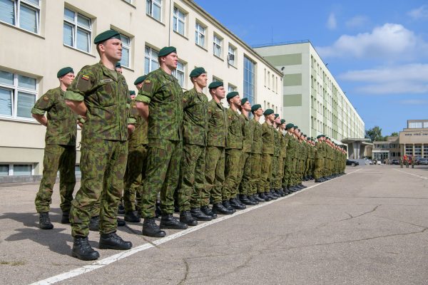  Beveik 100 aukštųjų mokyklų studentų tapo atsargos leitenantais