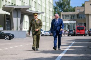  Beveik 100 aukštųjų mokyklų studentų tapo atsargos leitenantais