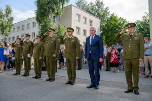  Beveik 100 aukštųjų mokyklų studentų tapo atsargos leitenantais