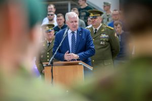  Beveik 100 aukštųjų mokyklų studentų tapo atsargos leitenantais