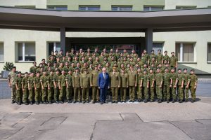  Beveik 100 aukštųjų mokyklų studentų tapo atsargos leitenantais