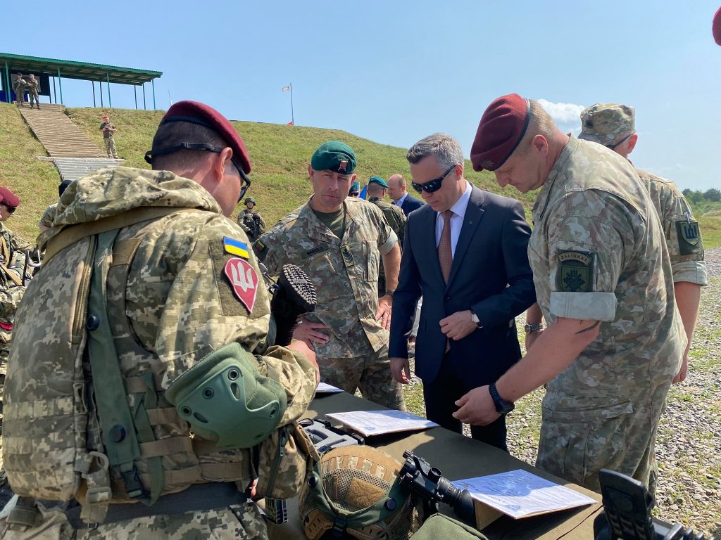 Trišalės Lietuvos, Lenkijos ir Ukrainos brigados pratybas stebėjęs  krašto apsaugos viceministras V. Semeška: „Stiprinamas Ukrainos kariuomenės sąveikumas su NATO sąjungininkais“