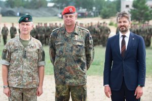  Pabradėje už bendradarbiavimą apdovanoti Vokietijos 10-osios tankų divizijos karininkai