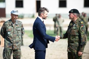  Pabradėje už bendradarbiavimą apdovanoti Vokietijos 10-osios tankų divizijos karininkai