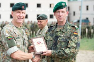  Pabradėje už bendradarbiavimą apdovanoti Vokietijos 10-osios tankų divizijos karininkai