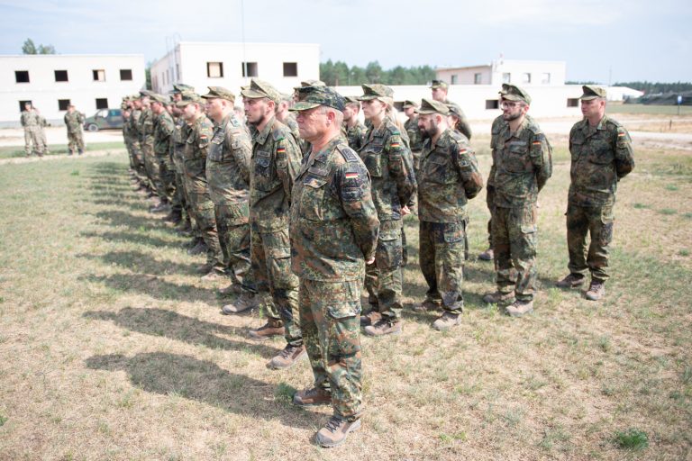  Pabradėje už bendradarbiavimą apdovanoti Vokietijos 10-osios tankų divizijos karininkai