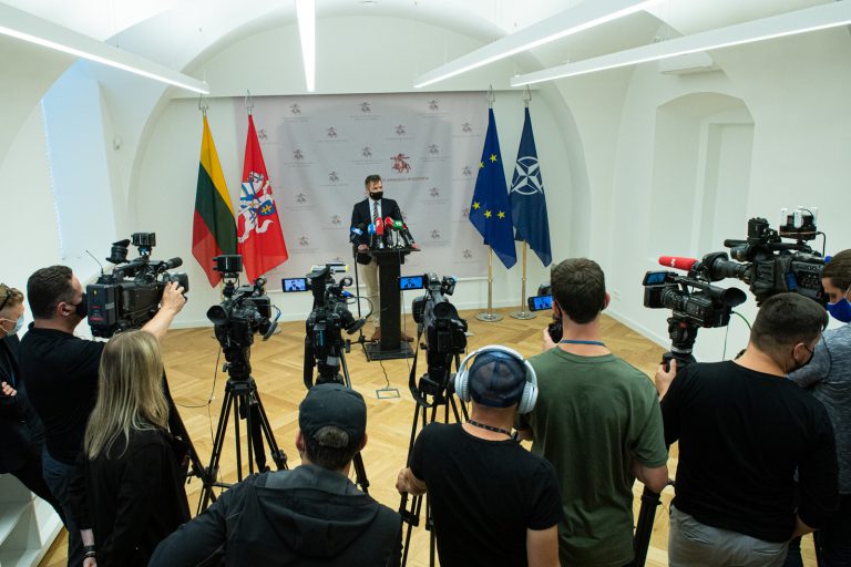  Dedamos visos pastangos skubiai į Lietuvą atgabenti su Lietuvos kariuomene Afganistane dirbusius vertėjus