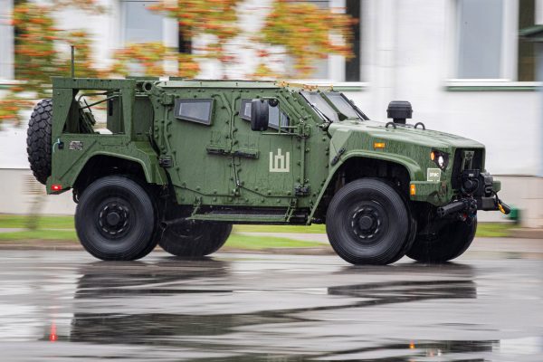  Rukloje pristatyti Lietuvos kariuomenės šarvuotieji visureigiai JLTV: karinis bendradarbiavimas su JAV auga