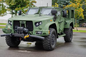  Rukloje pristatyti Lietuvos kariuomenės šarvuotieji visureigiai JLTV: karinis bendradarbiavimas su JAV auga