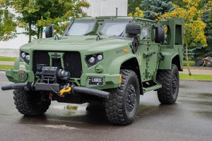  Rukloje pristatyti Lietuvos kariuomenės šarvuotieji visureigiai JLTV: karinis bendradarbiavimas su JAV auga