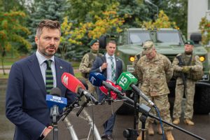  Rukloje pristatyti Lietuvos kariuomenės šarvuotieji visureigiai JLTV: karinis bendradarbiavimas su JAV auga