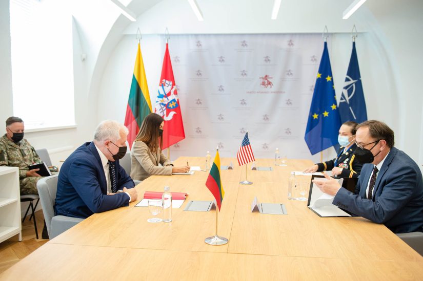 Ministras A. Anušauskas aptarė esamą saugumo situaciją su JAV ambasadoriumi ir gynybos atašė